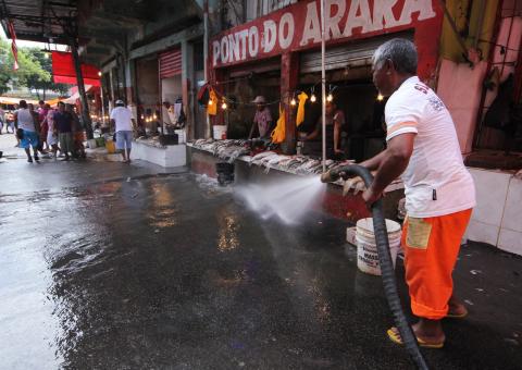 Comércio irregular no beco Santa Luiza é desmontado pela prefeitura